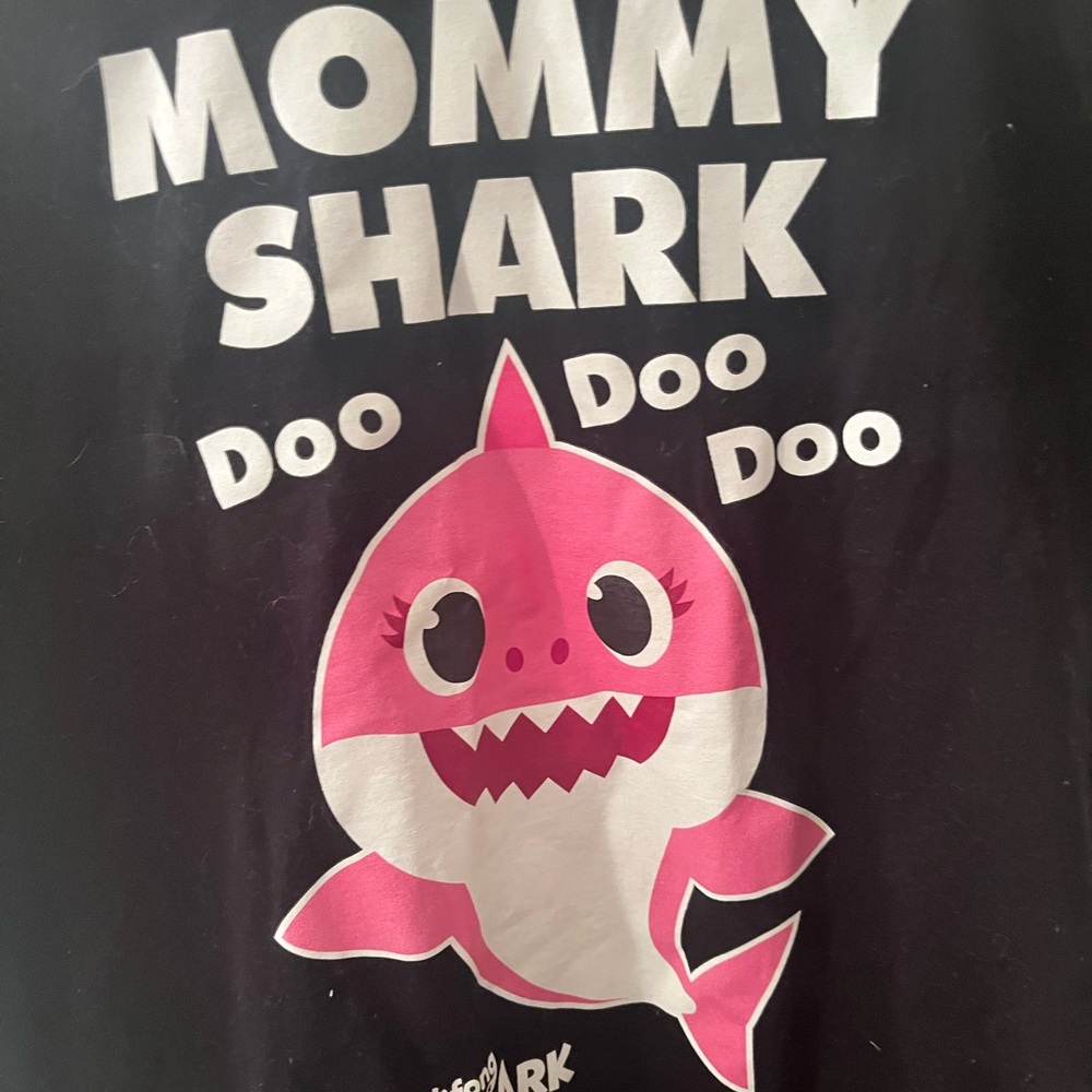 XL Mommy Shark Black and Pink Tee - Picture 2 of 4